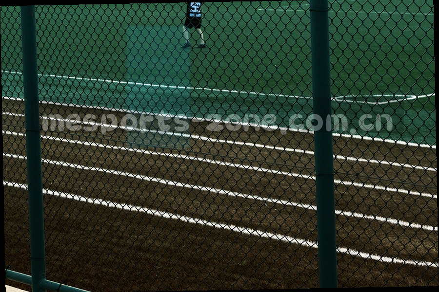 战术板上用暖琥珀色笔迹标出的轮次节点与位次连线